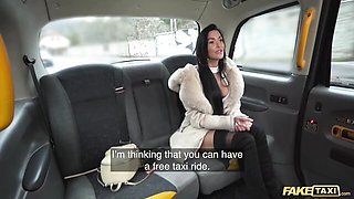 Hot Babe Looks Right At You While She Sucks