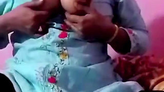 Boyfriend Se video call per baat kar rahi hai