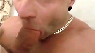 Deutscher Hunk bekommt Bukkake-Ladung im Blowjob-Video