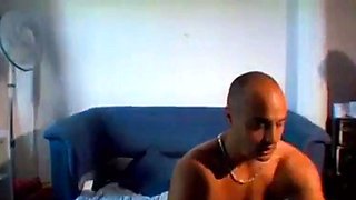 Blonda svenska kndisen Sanna Brading i en ngande trekant