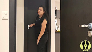 PEE DESPERATION IN COUPLE DIRTY TOILET