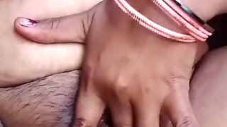 Indian Deshi Village Hot Sexi Sanskaari Housewife Mastarbuting Seduce Her Pussy