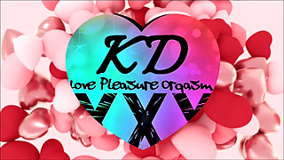 Kelly and her pulsating pussy in a moment of love pleasure and strong orgasm