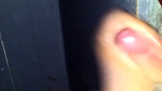 Svenska Hustruns Glory Hole Handjob