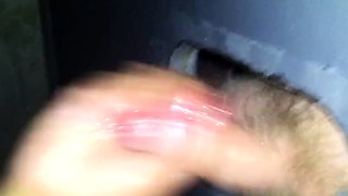 Svenska Hustruns Glory Hole Handjob