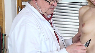 Vaginal Temperature Measurement of Hot Skinny Mature Gwen Cortez