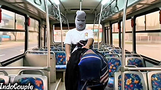 Murid sekolah murid nakal ini muasin dirinya sendirian di dalam bus starnger!