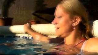 Deutscher Amateur-Paar vergngt sich am Pool auf Mallorca