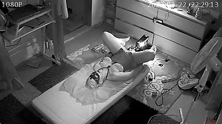 MILF Uses Fucking Machine and Squirts on Cam