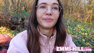 Skinny girl slap her ass outdoor!