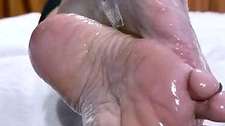 Flexible pale brunette with foot fetish does hot footjob